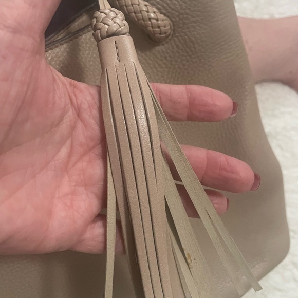 Tory Burch MacGraw handbag! Like new! - Picture 9 of 13